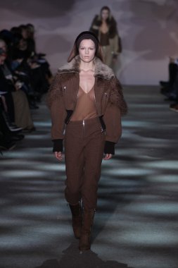 model yürür pist marc jacobs