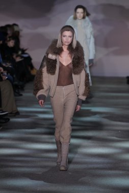 model yürür pist marc jacobs
