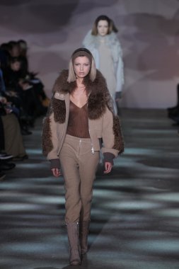 model yürür pist marc jacobs