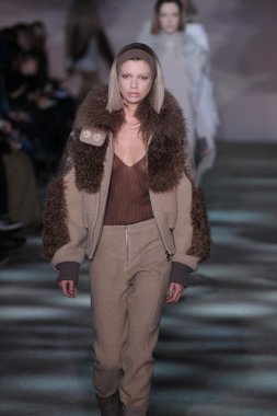 model yürür pist marc jacobs