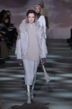 model yürür pist marc jacobs