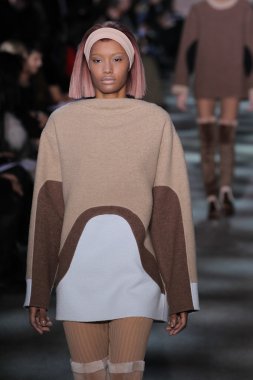 model yürür pist marc jacobs