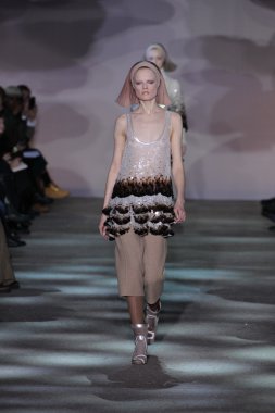 model yürür pist marc jacobs