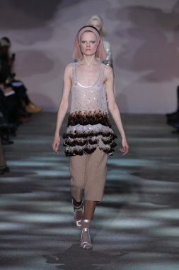 model yürür pist marc jacobs