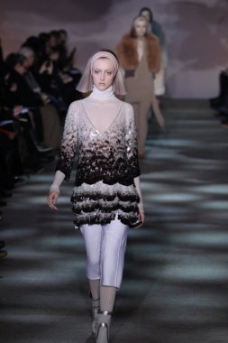 model yürür pist marc jacobs