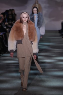 model yürür pist marc jacobs