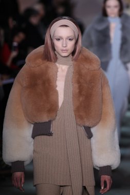model yürür pist marc jacobs
