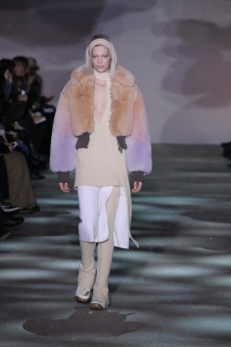 model yürür pist marc jacobs