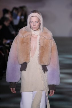 model yürür pist marc jacobs
