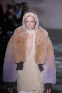 model yürür pist marc jacobs