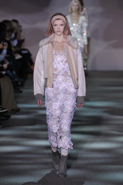 model yürür pist marc jacobs