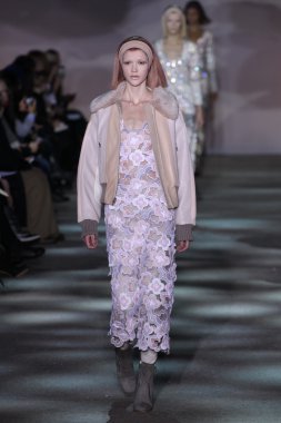 model yürür pist marc jacobs