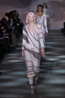 model yürür pist marc jacobs