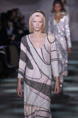 model yürür pist marc jacobs