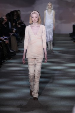 model yürür pist marc jacobs