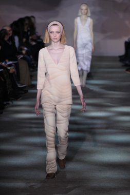 model yürür pist marc jacobs