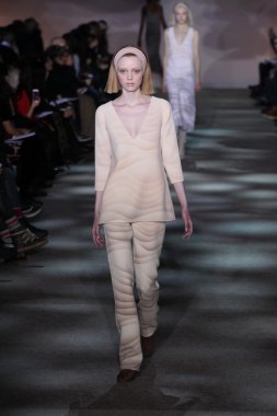 model yürür pist marc jacobs