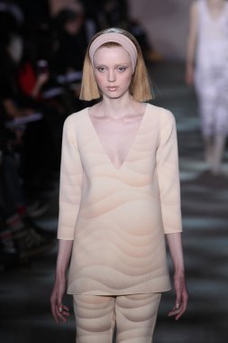 model yürür pist marc jacobs