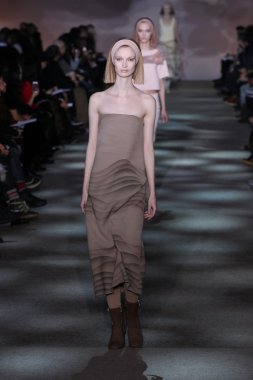 model yürür pist marc jacobs