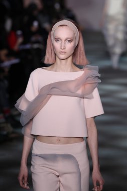 model yürür pist marc jacobs