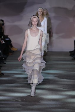 model yürür pist marc jacobs