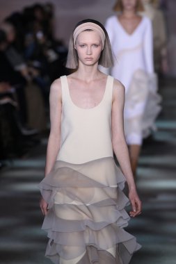 model yürür pist marc jacobs