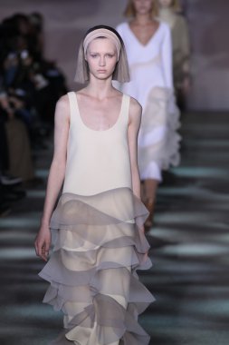 model yürür pist marc jacobs