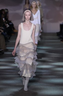 model yürür pist marc jacobs