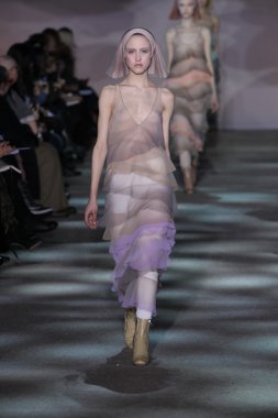 model yürür pist marc jacobs