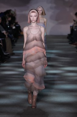 model yürür pist marc jacobs