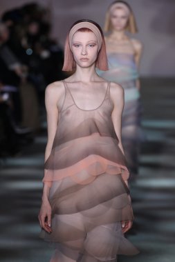 model yürür pist marc jacobs