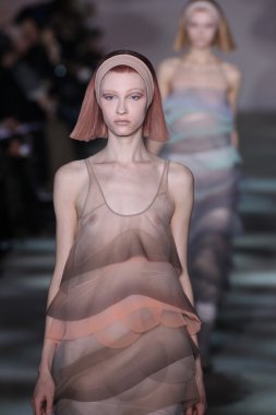 model yürür pist marc jacobs