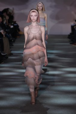 model yürür pist marc jacobs