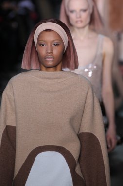 model yürür pist marc jacobs