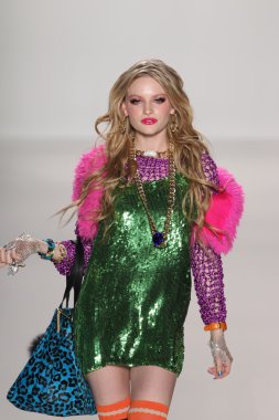 model yürür pist betsey johnson