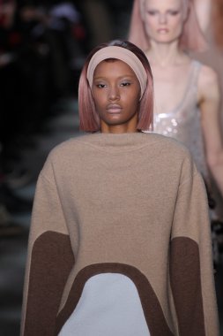 model yürür pist marc jacobs