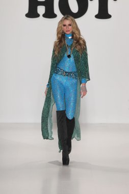 model yürür pist betsey johnson