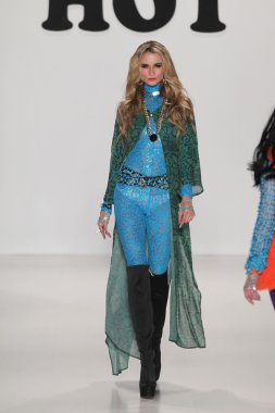 model yürür pist betsey johnson