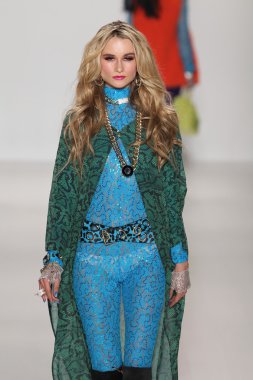 model yürür pist betsey johnson