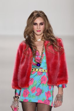 model yürür pist betsey johnson