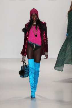 model yürür pist betsey johnson