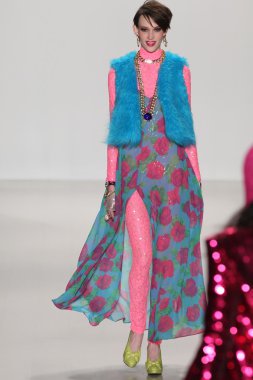 model yürür pist betsey johnson