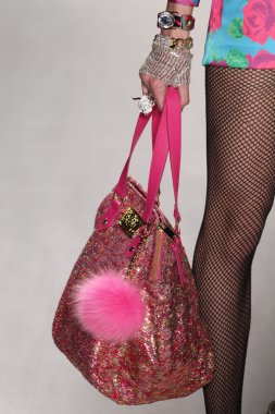 model yürür pist betsey johnson