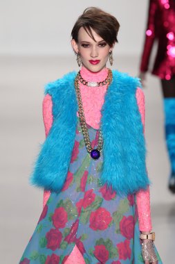 model yürür pist betsey johnson