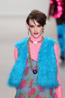 model yürür pist betsey johnson