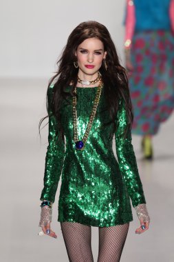 model yürür pist betsey johnson