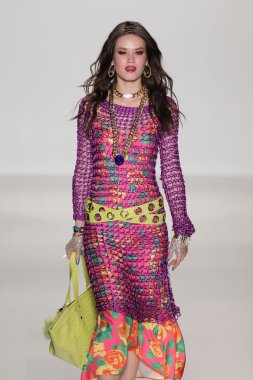 model yürür pist betsey johnson