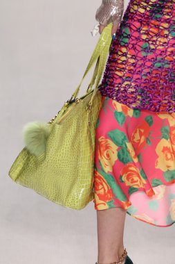 model yürür pist betsey johnson