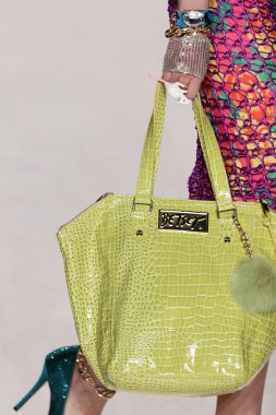 model yürür pist betsey johnson