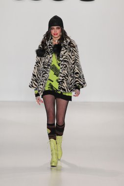 model yürür pist betsey johnson